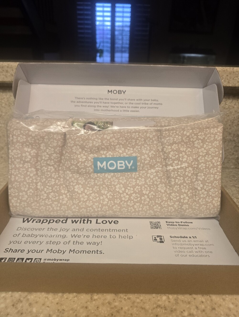 MOBY Floral Wrap - Beige and White. Lightweight and adjustable. New with Box - Picture 12 of 12